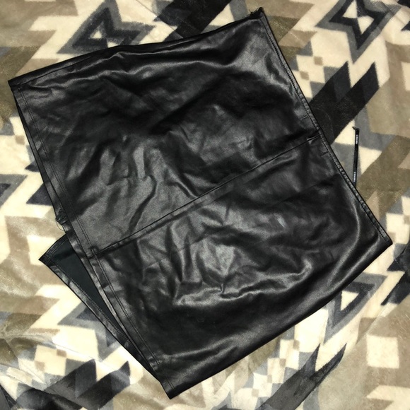 Faux Leather Zipper Skirt - Picture 5 of 6